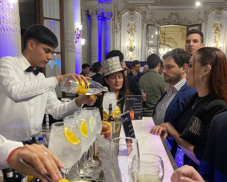 La maga (que nada tiene que ver con Rayuela) espera su gin Tonic en la barra del Centro Naval. La maga (que nada tiene que ver con Rayuela) espera su gin Tonic en la barra del Centro Naval.