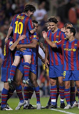 Messi festeja con el resto del equipo tras uno de los dos goles de su autoría.