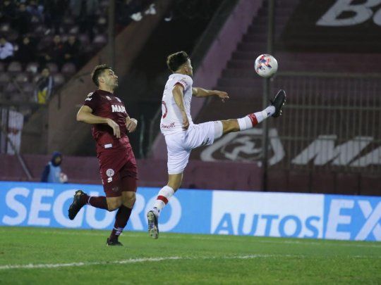 El Globo sube. Huracán le ganó a Lanús de visitante y es escolta de la Liga Profesional.
