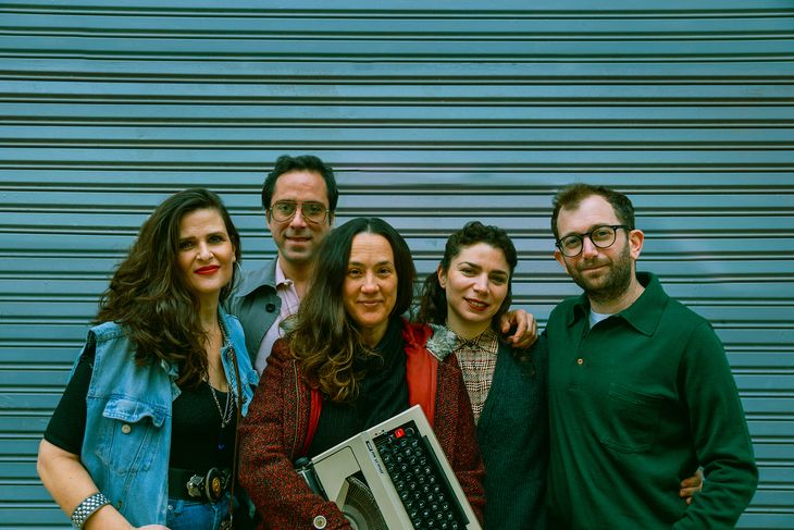 El elenco con Julieta Otero, autora y directora. El elenco con Julieta Otero, autora y directora.