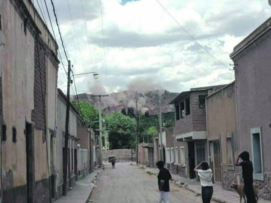 Sacudida. El sismo provocó polvareda por el desmoronamiento de cerros en la zona de la Puna jujeña.