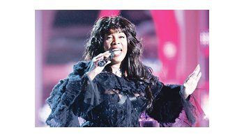 Donna Summer: su reinado se inició en los ’70, con el auge de la música disco y sus hits eróticos como «Hot Stuff».