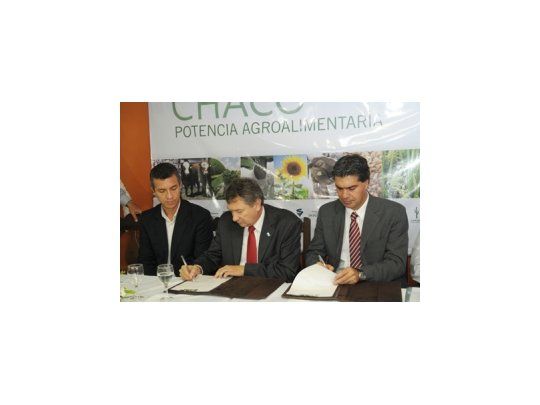 El ministro de Agricultura de la Nación, Norberto Yauhar, y el gobernador de Chaco, Jorge Capitanich, encabezaron una jornada de trabajo en el departamento de Bermejo.
