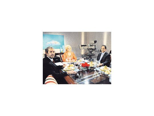 Julio Cobos le criticó en la cara las candidaturas antitraición a Daniel Scioli. Fue en el programa de Mirtha Legrand. El gobernador de Buenos Aires no se inmutó y justificó su presencia en las listas en la necesidad de defender un proyecto. No llegaron a pelearse.
