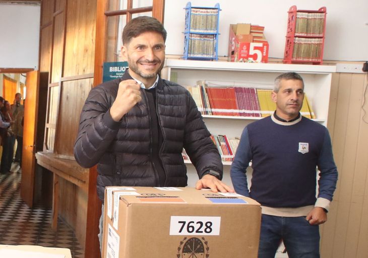 Maximiliano Pullaro votó en la localidad de Hughes.