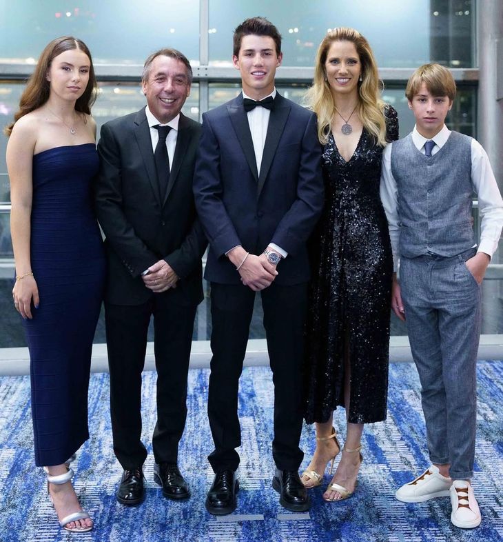 Emilio Azcárraga Fastlicht junto a sus hermanos y sus padres Emilio Azcárraga Fastlicht junto a sus hermanos y sus padres