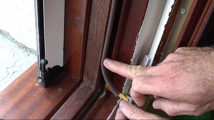 Las puertas y ventanas son los lugares por donde más se filtra el frío del exterior. Las puertas y ventanas son los lugares por donde más se filtra el frío del exterior.