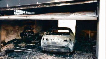 Impacto. El fuego dejó severos daños en el Toyota Corolla y en el garage de Hein, que dormía a metros del lugar, junto a su esposa e hijas.