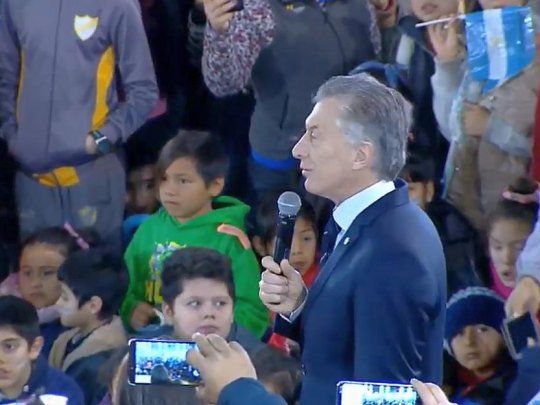 Macri Bandera Chicos.jpg