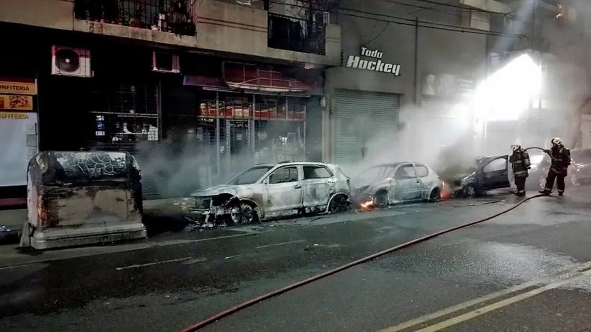 Quemacoches no dan tregua en Palermo: provocaron 7 incendios entre autos y locales