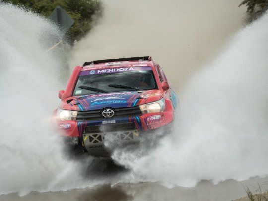 Lucio Álvarez lucha por el título en la categoría Autos del Rally Dakar.