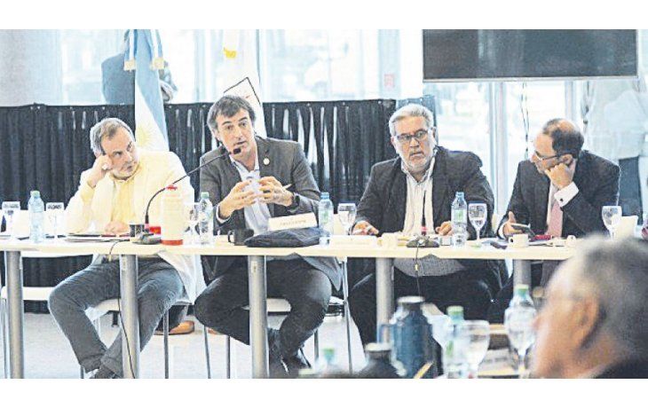 ámbito.com | Cláusula. Bullrich, ayer en el Consejo Federal de Educación. El ministro destaca la suba automática del 20% por encima del mínimo vital y móvil.