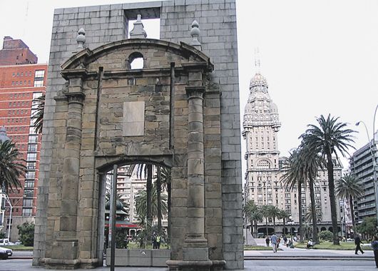 La Puerta de la Ciudadela es uno de los puntos más representativos de Montevideo, en la céntrica Plaza Independencia.
