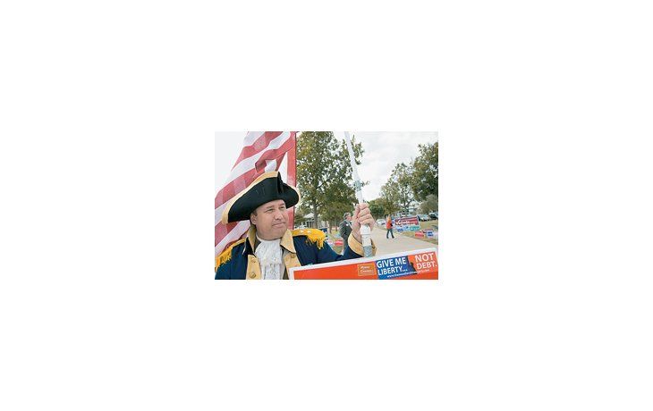 Un militante del Tea Party ayer, haciendo campaña en pleno día de votación en Austin, Texas. El elevado desempleo y el riesgo de desalojo de personas que se atrasaron en el pago de sus hipotecas cimentaron el voto conservador en EE.UU.