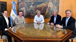 Peter Thiel junto al jefe del equipo económico del Gobierno nacional. Peter Thiel junto al jefe del equipo económico del Gobierno nacional.