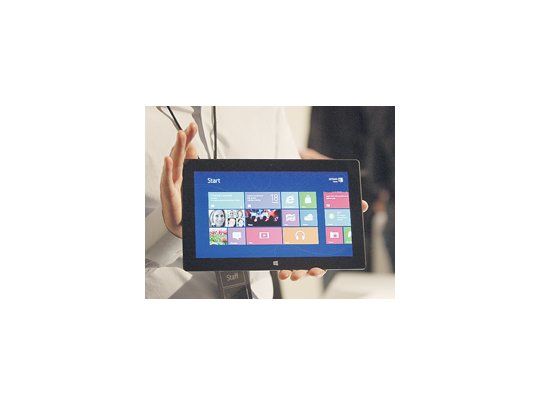 Microsoft presentó el lunes Surface. Los expertos dicen que la marca busca actualizarse frente a la gran influencia de Apple.