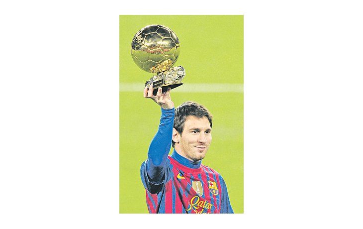 Lionel Messi ofrendó a su gente el Balón de Oro que le otorgó la FIFA el lunes pasado.