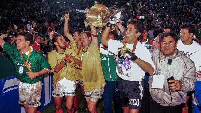 Tras vencer a Brasil, la selección mexicana de futbol se alza con la Copa de Oro de la Concacaf en 1996.