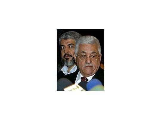 El presidente palestino, Mahmud Abbas, y Jaled Meshaal, líder del movimiento islamista Hamas.