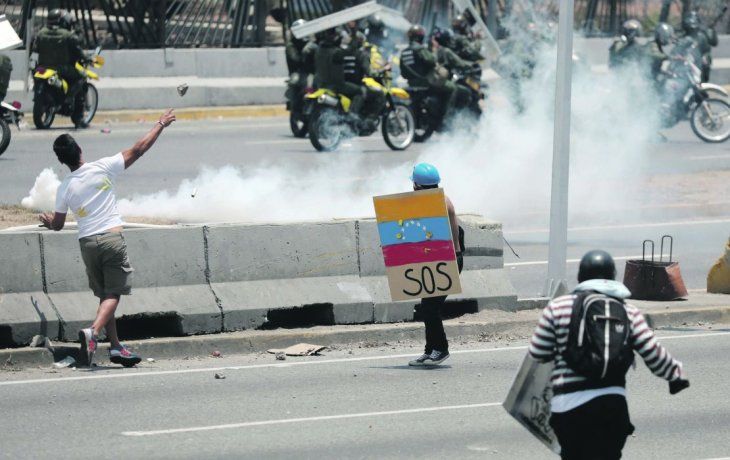 resaca. Nuevos enfrentamientos entre opositores y policías tensaron ayer a Caracas, pero en una medida menor que el martes.