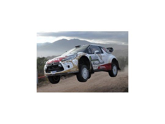 Meeke vuela. El británico aprovechó los problemas de Ogier y se encamina al triunfo.