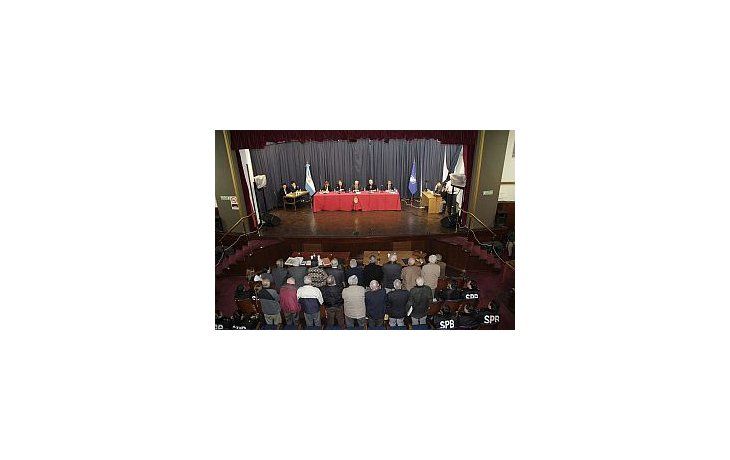 Los represores enjuiciados de espaldas a la cámara, pero de frente al tribunal.