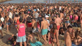 Mar del Plata: Playa Grande reúne a miles de jóvenes sin barbijo ni distancia social