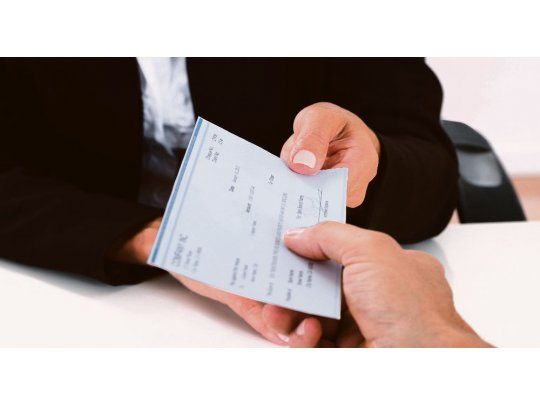 El lado B de la suba de tasas: descuento de cheques llega al 70%