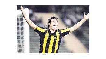 Juan Manuel Olivera saca la lengua para festejar. El delantero de larga trayectoria en varios países (aquí pasó por San Lorenzo) estuvo efectivo y fue el goleador del partido.