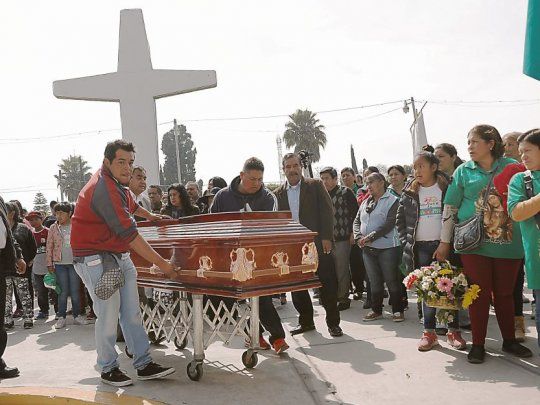 DESOLACIÓN. Hasta el momento, las autoridades habían podido reconocer solo a 3 cadáveres sobre 79. El velatorio de uno de los identificados, César Jiménez Brito, comenzó ayer en Tlahuelilpan.