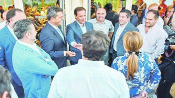Intendentes de UC. Sergio Massa, rodeado por Ariel Sujarchuk (Escobar), Leo Nardini (Malvinas Argentinas) y Gustavo Menéndez (Merlo), entre otros, antes de exponer en un seminario sobre la situación de las pymes.
