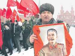 Un estalinista muestra una imagen de su referente en un acto en la Plaza Roja de Moscú en diciembre pasado. Se cumplen 60 años de la muerte de Stalin
