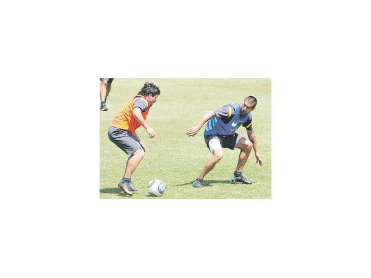 Diego Rivero en la práctica de fútbol. El volante de Boca fue confirmado como titular para enfrentar a Racing.