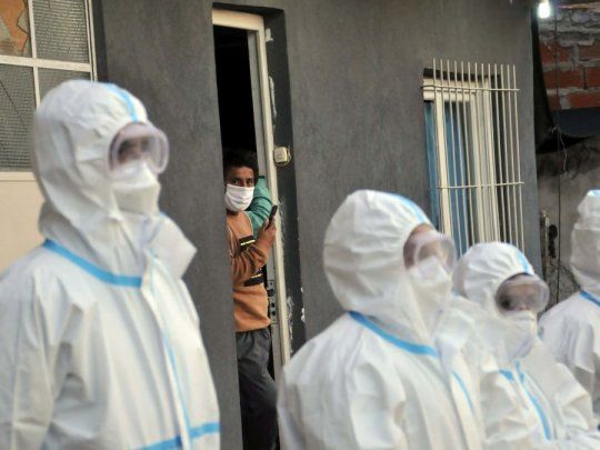 Un vecino del barrio Jos&eacute; Luis Cabezas de Berisso y Ensenada, aislado a ra&iacute;z de la aparici&oacute;n de un brote de Covid-19.
