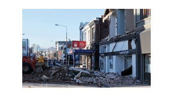 La policía cerró el distrito comercial del centro, donde las calles se encontraban bloqueadas por los escombros de los edificios derruidos y los vidrios de las ventanas.