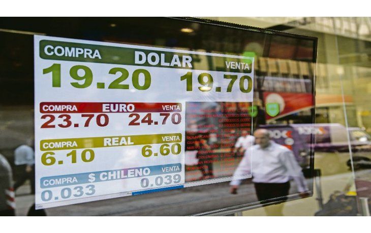 ámbito.com | Sensación térmica. Las pizarras del microcentro porteño se hicieron eco del recalentamiento del mercado cambiario y de sus récords.