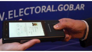 ámbito.com | Este será el dispositivo que usarán electores de seis provincias del Norte para validar su identidad mediante el uso de datos biométricos. El funcionamiento del aparato fue cuestionado por especialistas informáticos.