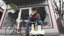carencias. Un hombre vende algunos productos en una calle de Mariúpol durante un alto el fuego.