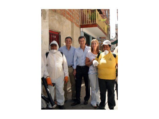 El jefe de Gobierno porteño, Mauricio Macri, supervisó un operativo de lucha y prevención del dengue, que realiza personal del Gobierno de la Ciudad de Buenos Aires en la villa 1-11-14, en el barrio de Flores.