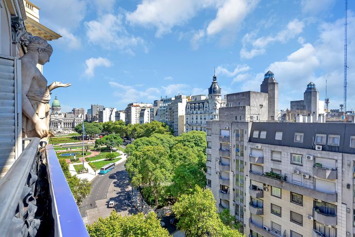 Con esculturas sobre la ventana del departamento que salió a la venta Con esculturas sobre la ventana del departamento que salió a la venta