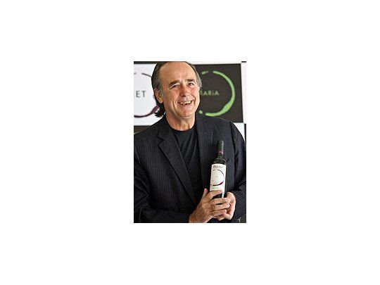 Joan Manuel Serrat presentó en Chile su exclusiva línea de vinos
