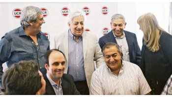 ámbito.com | Risas sí; marcha, no. El anfitrión José Corral, titular de UCR (abajo, izquierda) junto a Héctor Daer. Los escoltan Sergio Romero (docentes, UDA), Julio Piumato (judiciales), Rodolfo Daer (Alimentación) y Noé Ruiz (modelos).