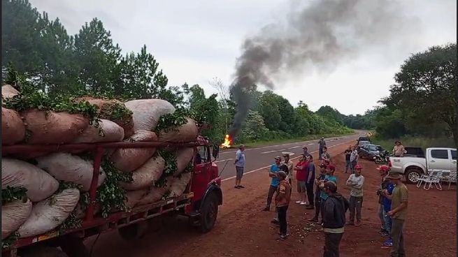 Como parte de la protesta, interrumpieron por segundo día consecutivo el traslado de hoja verde y yerba canchada.