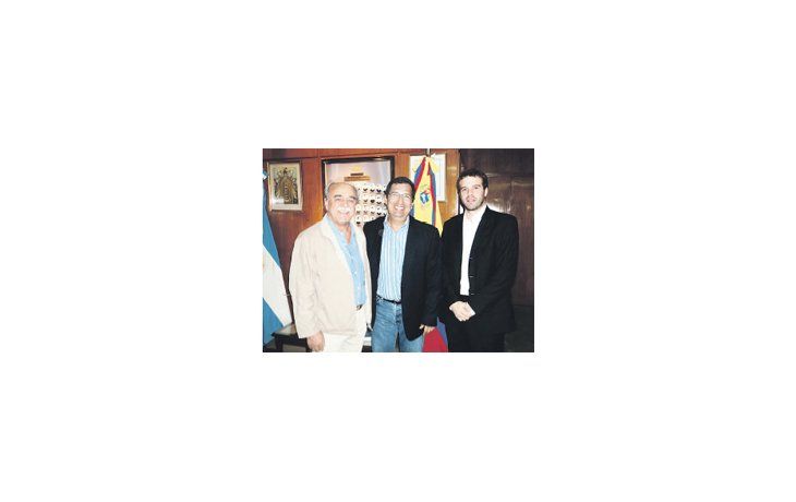 Adán Chávez, hermano del fallecido presidente de Venezuela, llegó ayer al país. Fue recibido por el “embajador” Rafael Follonier.