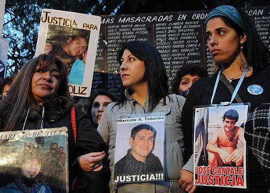 Familiares y amigos de las víctimas realizaron una vigilia