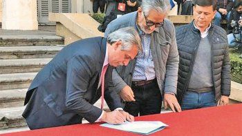 campaña. En 2019, el Presidente firmó acta compromiso con Gobernadores en Rosario. A San Luis le había prometido la cancelación de la deuda.