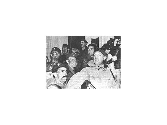 Aldo Rico,rodeado decomandosamotinados,luego deacordar surendicióncondicionadacon RaúlAlfonsín. Elprimerlevantamientocarapintadalogrófrenar juicioscontramilitares.