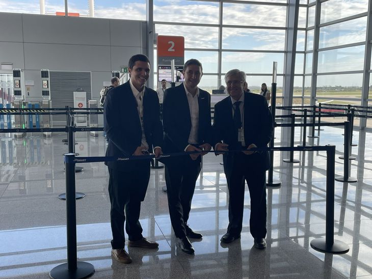 From left to right: Matias Carluccio, commercial manager of Airports, Dario Ratinoff, commercial manager of Jet Smart and Tabaré Viera, Minister of Tourism.