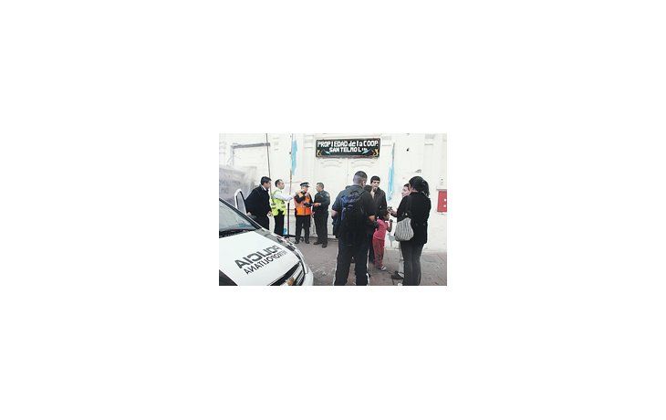ámbito.com | Desde el sábado, en la puerta del edificio se instalaron patrulleros de la Policía Metropolitana debido a que un grupo de personas intentó ingresar por la fuerza.