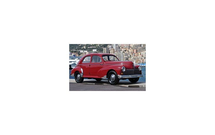 Peugeot 203 C berline  de 1958, uno de los autos a subastar.